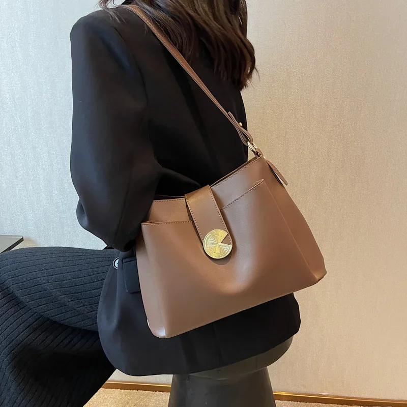 Сумка женская новая универсальная винтажная модная сумка для пригородных поездок в подмышечной впадине, корейская текстурная нишевая сумка через плечо.