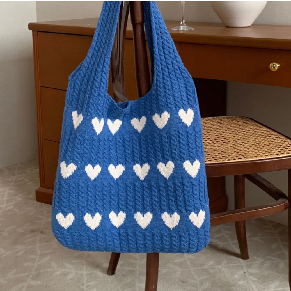 Женская сумка, нежные вязаные дизайнерские сумки ручной работы в форме сердца, синяя сумка через плечо, повседневные сумки-тоут для покупок.